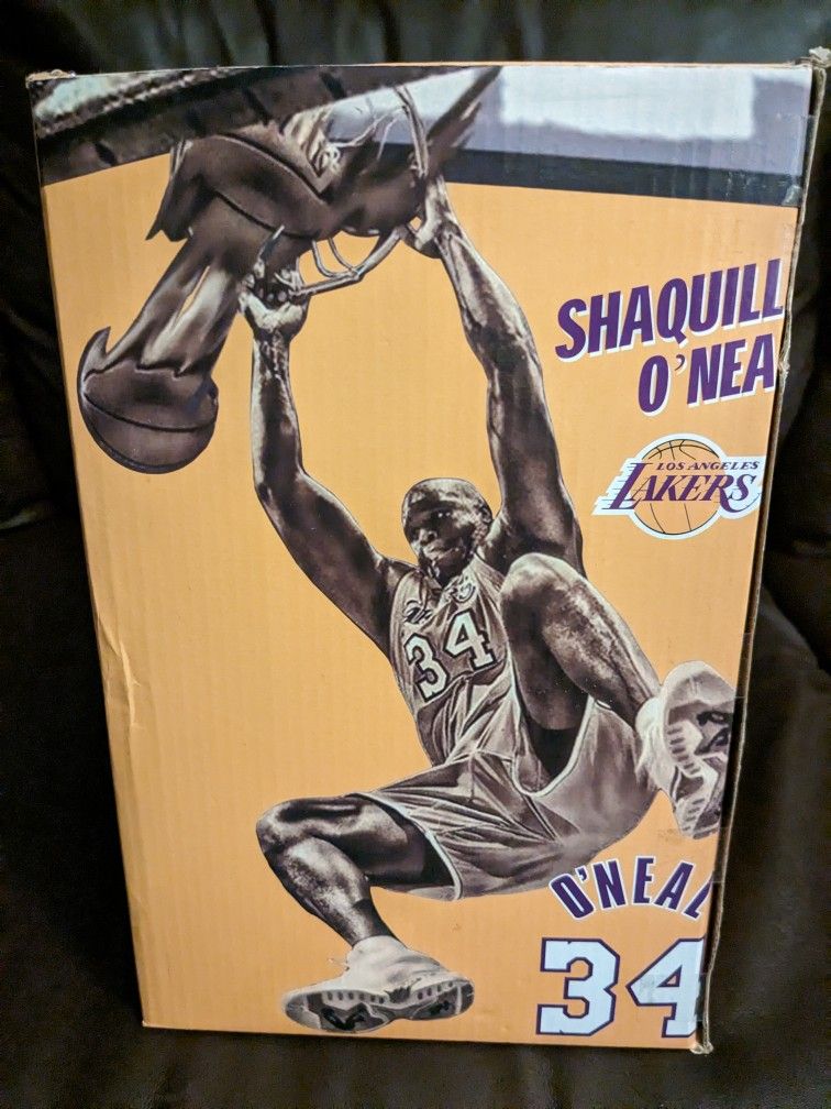 Lakers Shaq Statue Replica Staples Center 3/24/17