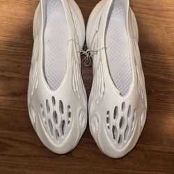 YEEZY FOAM RUNNERS