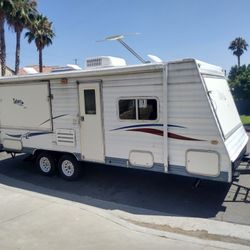 2003. Tahoe By Thor 25-foot Travel Trailer.