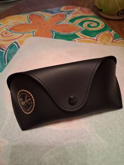 SUNGLASSES CASE IN PERFECT CONDITION $5 PICK UP IN SUN VALLEY