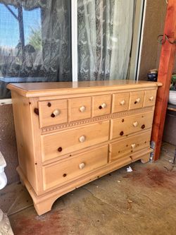 6 Drawer Dresser Solid Knotty Pine LIKE NEW