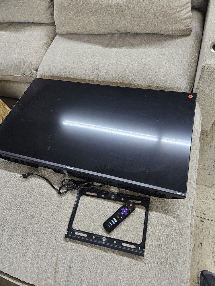 42 Inch Roku Tv with Wall Mount 