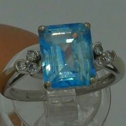 14KT WHITE GOLD RING WITH 0.15 CARAT OF DIAMONDS & BLUE STONE 3.7 GR; SIZE 6.5. MINT CONDITION. 860102-1.  