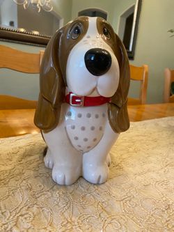 Basset Hound dog pioneer woman ceramic cookie jar.  11x7 inch. Good condition. Cottage/ vintage.