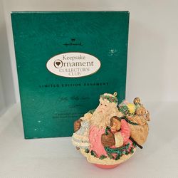 Hallmark Keepsake Ornament JOLLY HOLLY SANTA Collector's Club LE Ornament 1994

Excellent condition,  no flaws
Just Ornament,  no stand included
1994 
