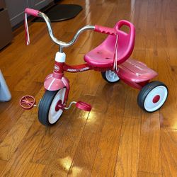 Radio Flyer Trike With Bucket Trunk And Plastic Pedals 