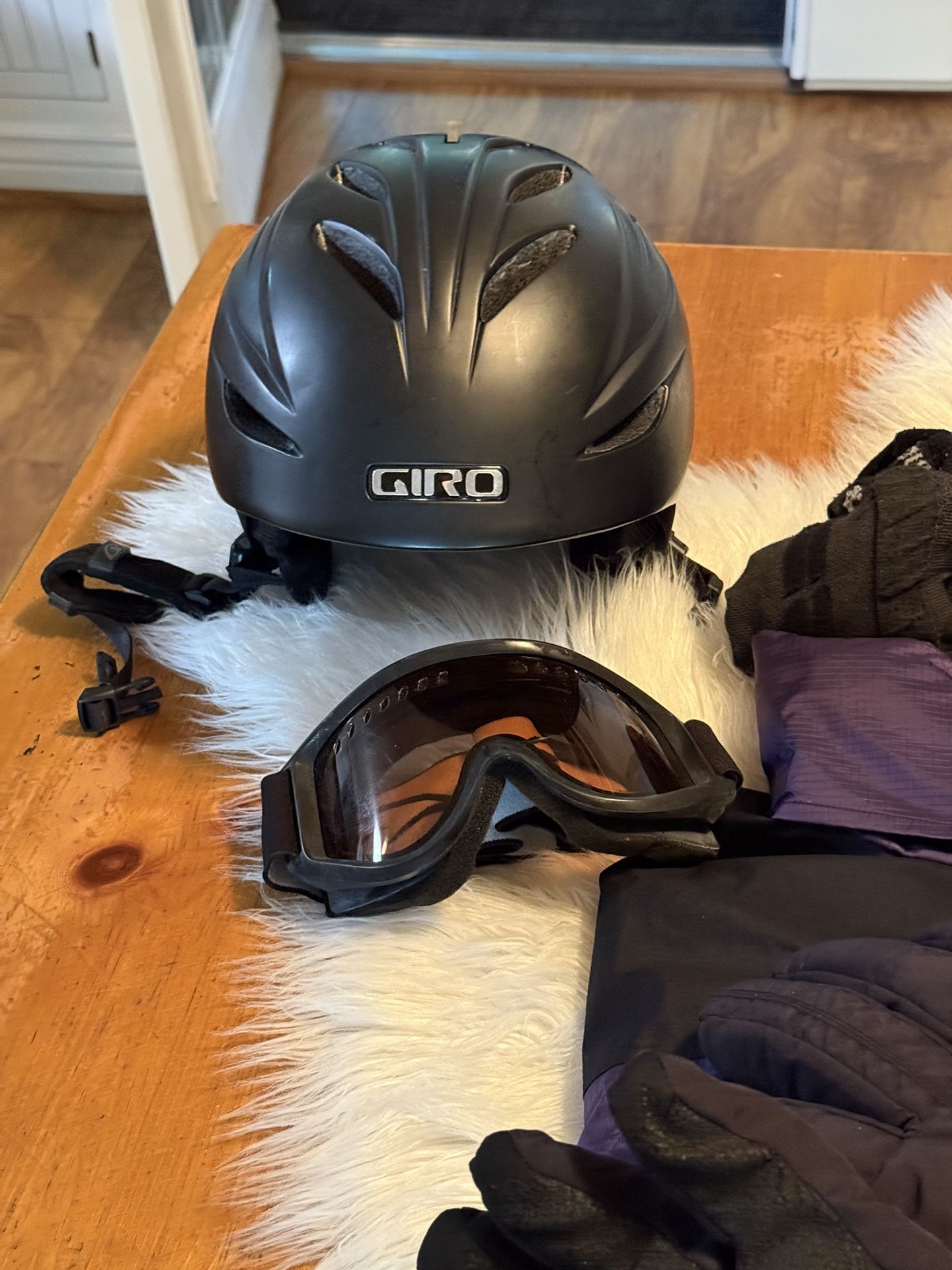 GIRO SKI OR SNOWBOARDING HELMET