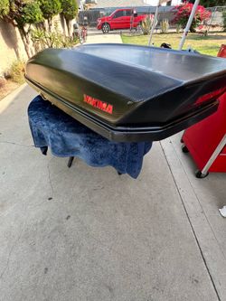 Yakima SkyBox Carbonite cargo box,