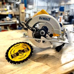 DEWALT CIRCULAR SAW WITH BLADE AND BOX.