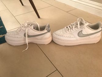 Nike Low-Top White and Grey Sneakers
