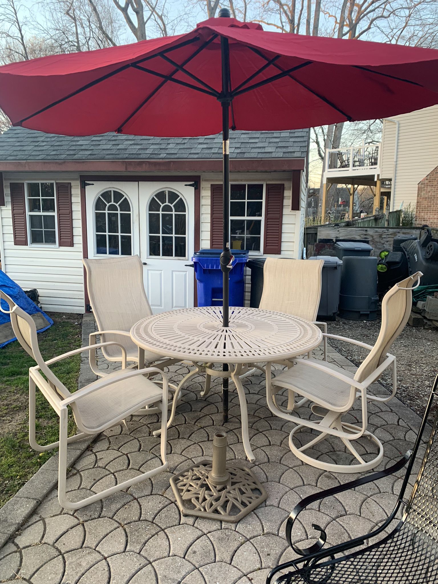 High End Tropitone Patio set. Table, four chairs And Umbrella Base All In Great Condition 