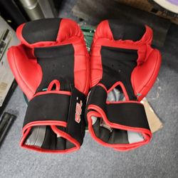 Title Boxing Gel World Bag Gloves - Red/Black Size Large Excellent Condition