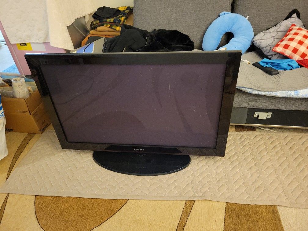 Samsung TV 46 inches $50