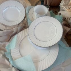 20 Piece Set Of White Dishes With Gold Trim