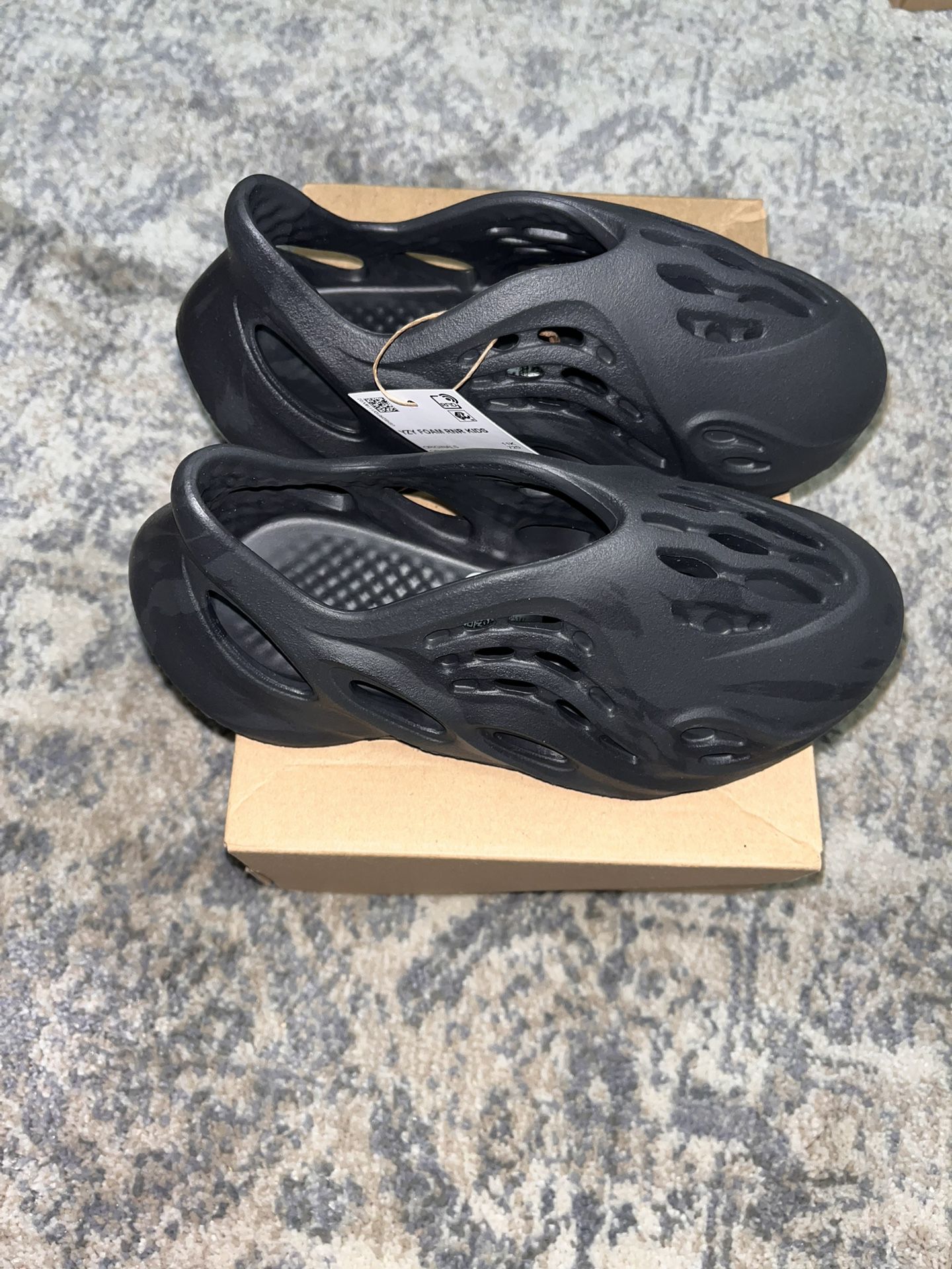 Adidas Yeezy foam Runner “onyx” In Size 7men