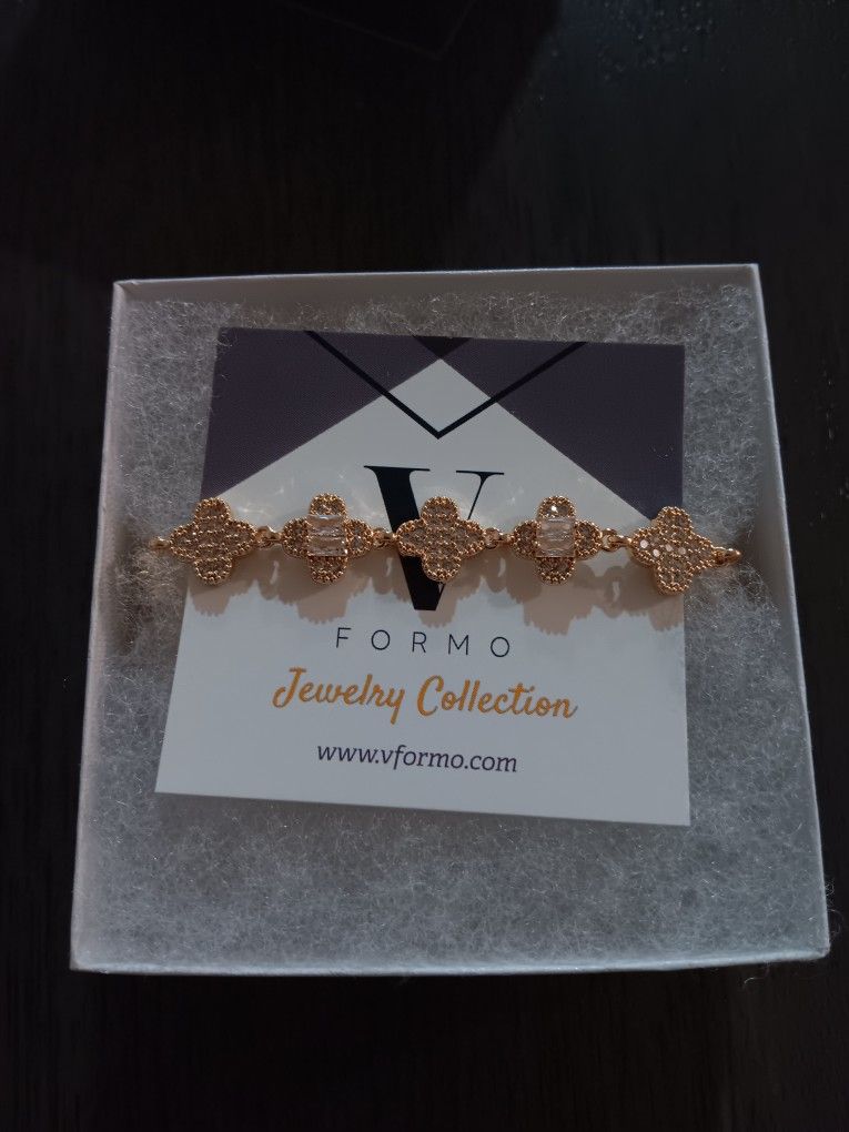a clover design and is described as elegant fashion jewelry with agate, shell, and mother of pearl elements