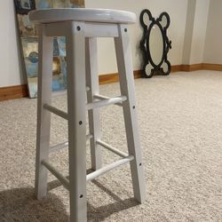 A Set Of 2  White Wooden Counter Hight Bar Stools