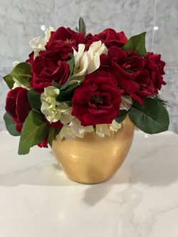 Flower arrangement red and white roses