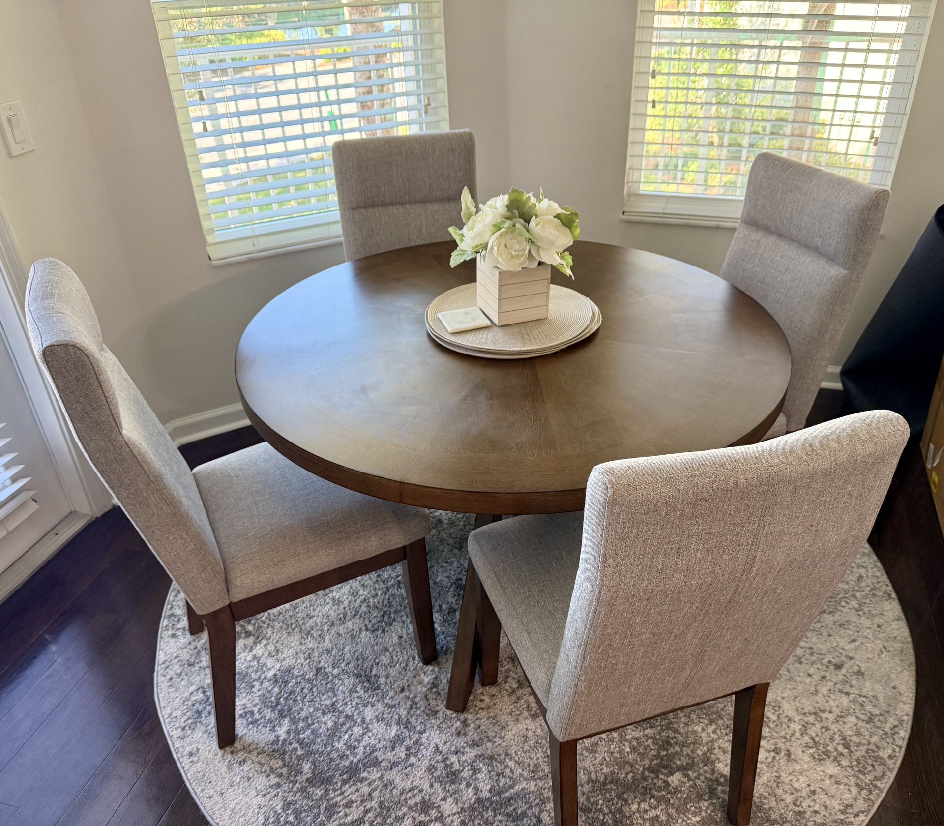 Bayside Furnishings Kaelyn 5-Piece Dining Set (Costco) 