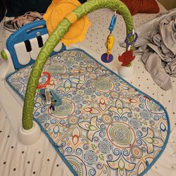 Fisher-Price Glow And Grow Kick & Play Gym Playmat with Learning Toy 