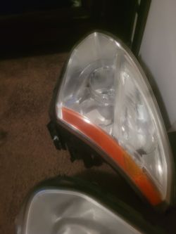2009 Nissan Rouge front headlights