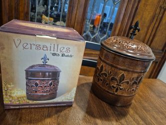 Versailles canister
