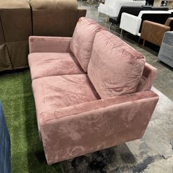 Pink Living Room Couch (12/28) / Sofá de salón rosa