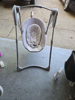 Graco Slim Spaces Compact Baby Swing