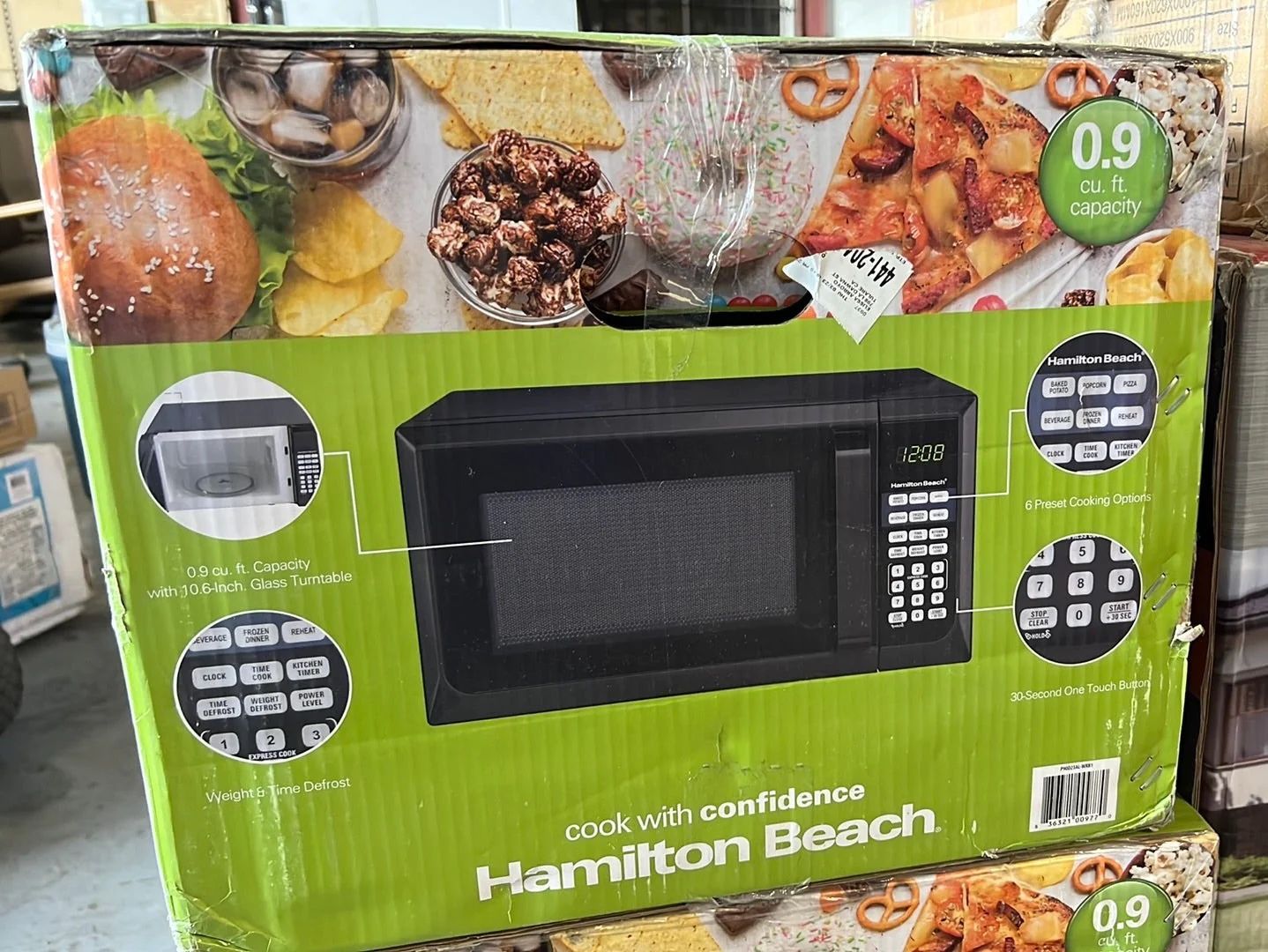 Hamilton Beach Stainless Steel 0.9 Cu. Ft. Black Microwave Oven 