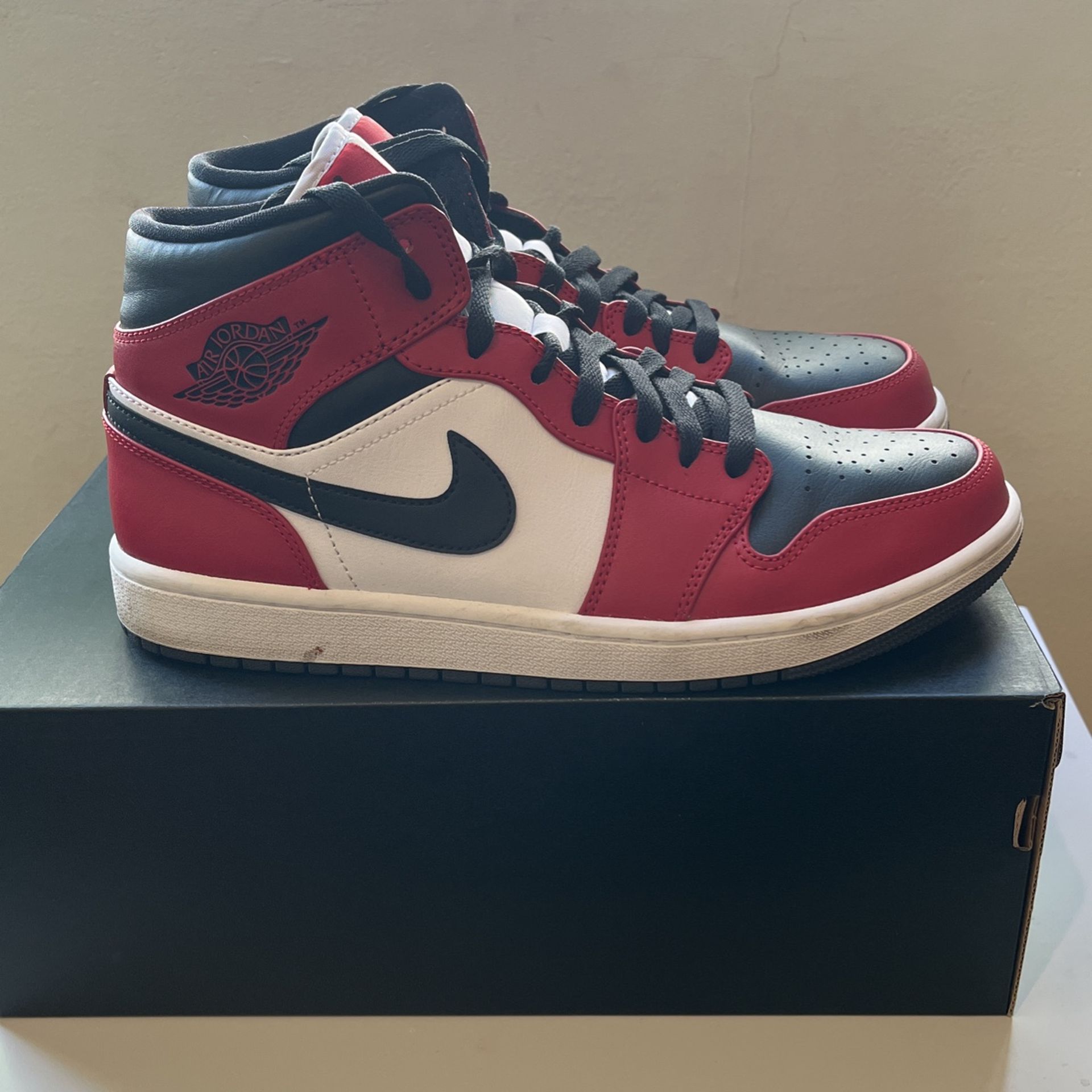 Air Jordan 1 Mid Chicago Black Toe Size 9.5