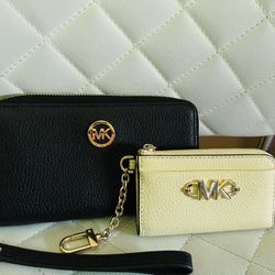 Micheal Kors Wristlet And Card Wallet 