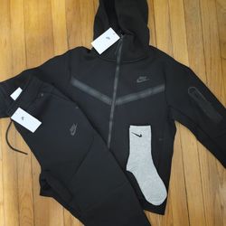 NIKE TECH! SIZE MEDIUM