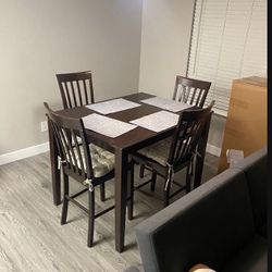 Dining Table/ 4 Chairs 