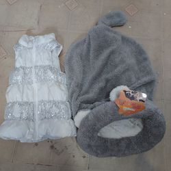 Dog clothes white is size 6-6x)