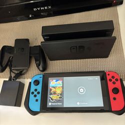 Nintendo Switch  32GB  comes With Everything charger Controller And Docking Port