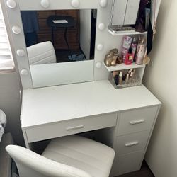 Vanity Table With Lighted Mirror 