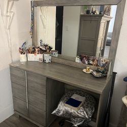 Vanity With Drawers 