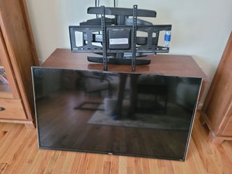50" Roku  TV  with wall mount
