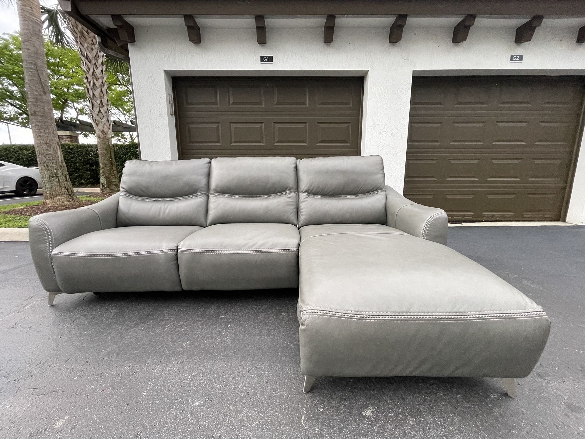 Couch/Sofa Sectional - LIKE NEW - Leather - Delivery Available 🚛