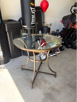 Thomasville Occasional table : 30" diameter glass top x 28.5" high. Leg base 21"x21"