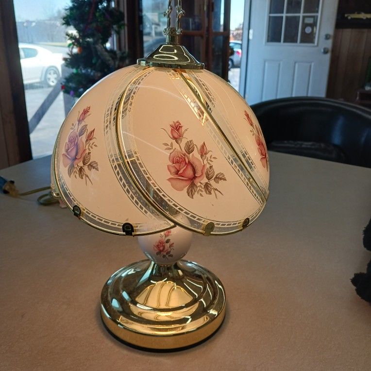 REALLY NEAT LOOKING TABLE LAMP WITH A GLASS SHADE BRASS Base TOUCH TONE 3 WAYS
