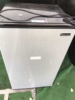 Magic chef mini fridge semi new!!!!
