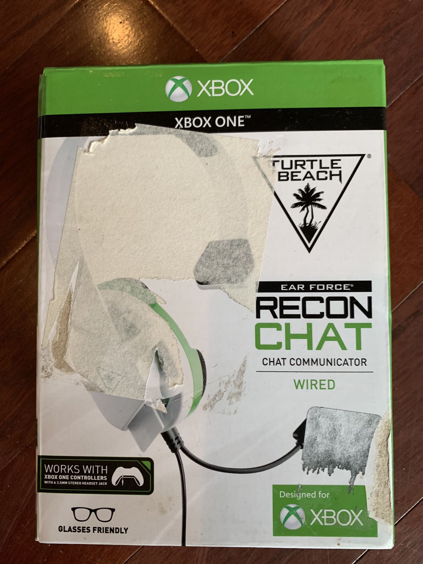 Xbox One Recon Chat Headset by Turtle Beach, white/green, new in beat up box