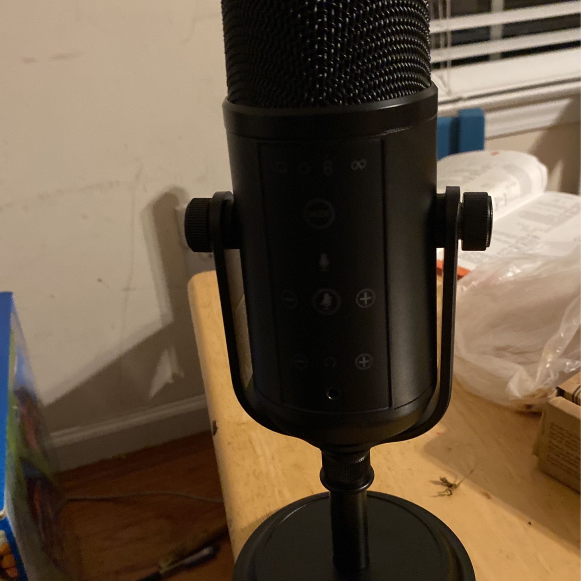 Amazon Basics Professional USB Condenser USB Microphone with Volume Control - Black