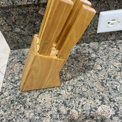 6 Serrated Knives W/Block