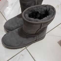 Ugg’s Size 6 