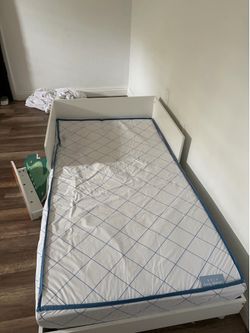 Toddler bed + waterproof mattress