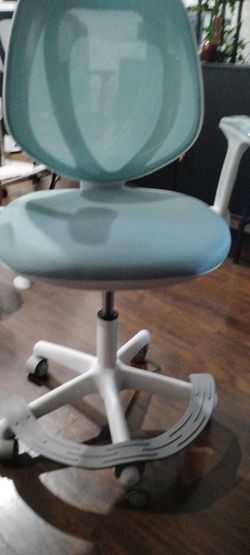Office chair with adjustable arm rest