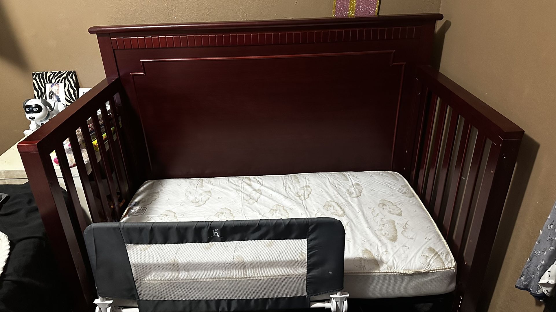 2-in-1 Convertible Baby Crib / Toddler Bed + Mattress – Excellent Condition