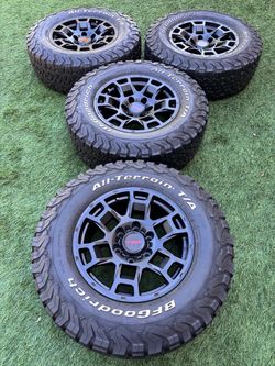 TRD pro rims 17x8 new on 265/70/17
